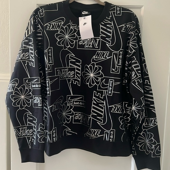 Nike Tops - Nike crew sweatshirt